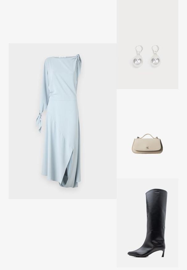 Robe bleu clair, une manche longue avec un accent noué, ourlet asymétrique, texture douce et design de drapé lisse.; Botte en cuir noire montant jusqu'au genou avec un bout pointu et un talon haut et mince. Texture lisse avec un minimum de métal et le logo de la marque près du haut.; Petit sac à main en cuir beige avec poignée supérieure et logo CK argenté sur le rabat avant, présenté sur fond blanc.; Boucles d'oreilles en argent en forme de goutte avec des surfaces lisses, rondes et réfléchissantes, suspendues à des fermoirs à ressort. L'arrière-plan est blanc uni.