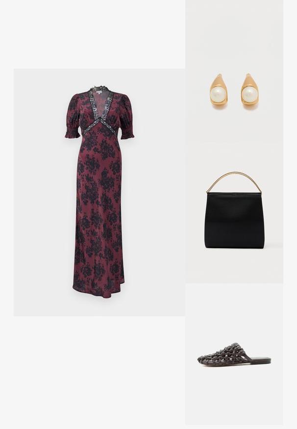 Langes burgunderfarbenes Kleid mit schwarzem Blumenmuster, das über Puffärmel, einen tiefen V-Ausschnitt und Spitzenakzente am Ausschnitt und der Taille verfügt.; Flache schwarze Riemensandale mit geflochtenem Lederobermaterial und offenem Zehendesign, die auf einer weißen Oberfläche liegt.; Schwarze Tasche aus glattem Stoff mit strukturierter Form, einem Griff aus goldener Kette und minimalistischem, geometrischem Design.; Ohrstecker in Gold mit jeweils einer runden weißen Perle, die in glattem, gewölbtem Metall auf einem schlichten hellen Hintergrund gesetzt ist.