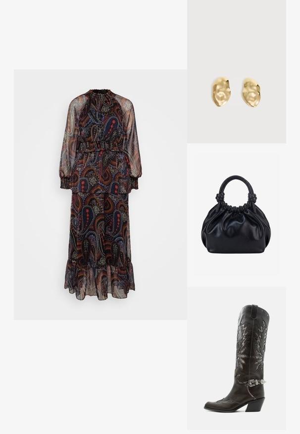 Langes, durchsichtiges Kleid mit Paisleymuster, das dunkelblaue, rote und weiße Akzente aufweist. Ein elastischer Bund und ein Rüschensaum sorgen für Struktur.; Schwarzer Leder-Cowboystiefel mit dekorativen Ausschnitten, silberner Schnalle und schräger Ferse, auf weißem Hintergrund dargestellt.; Schwarze weiche Lederhandtasche mit gerafftem oberen Teil und zwei dicken, zu Knoten gebundenen Griffen vor einem einfarbigen hellen Hintergrund.; Paar glänzende, unregelmäßig geformte Ohrstecker aus Goldmetall mit zerknitterter, glatter Oberfläche auf schlichtem hellem Hintergrund.