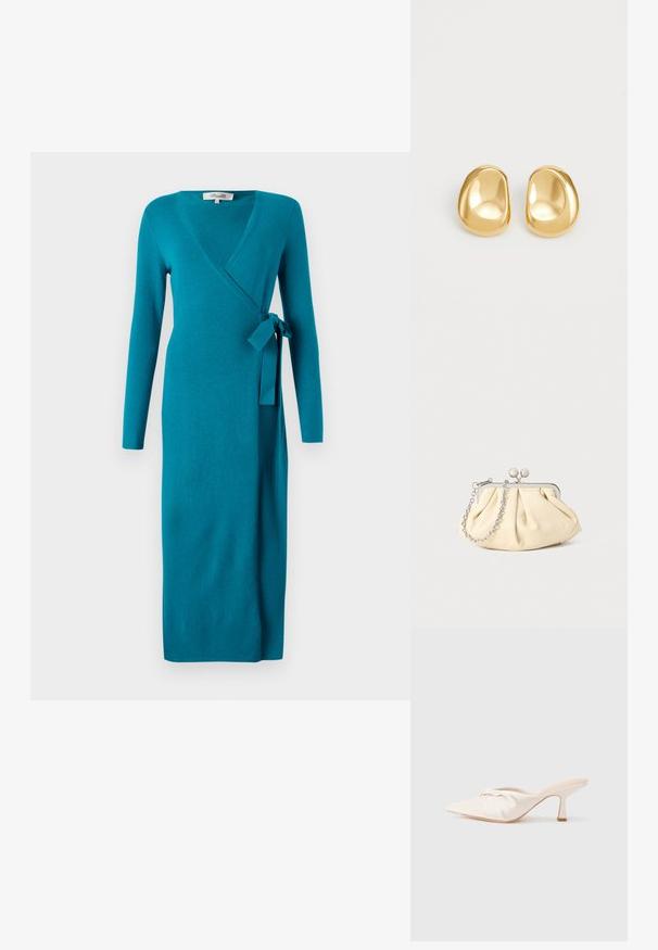 Diane von Furstenberg ASTRID WRAP DRESS - Svetríkové šaty - teal; Dámska otvorená topánka z ľahkej béžovej tkaniny s uzlovým dizajnom vpredu, špicatou špičkou a úzkym, zúženým podpätkom. Celková hladká textura.; Zhlý béžový kožený klobúk so strieborným kovovým rámom, ktorý má dve okrúhle dekoratívne zámky a strieborný reťazový popruh.; Náušnice so zlatou farbou v tvare hladkých, zaoblených bodiek s reflexným povrchom, prezentujúce minimalistický dizajn bez viditeľných vzorov.