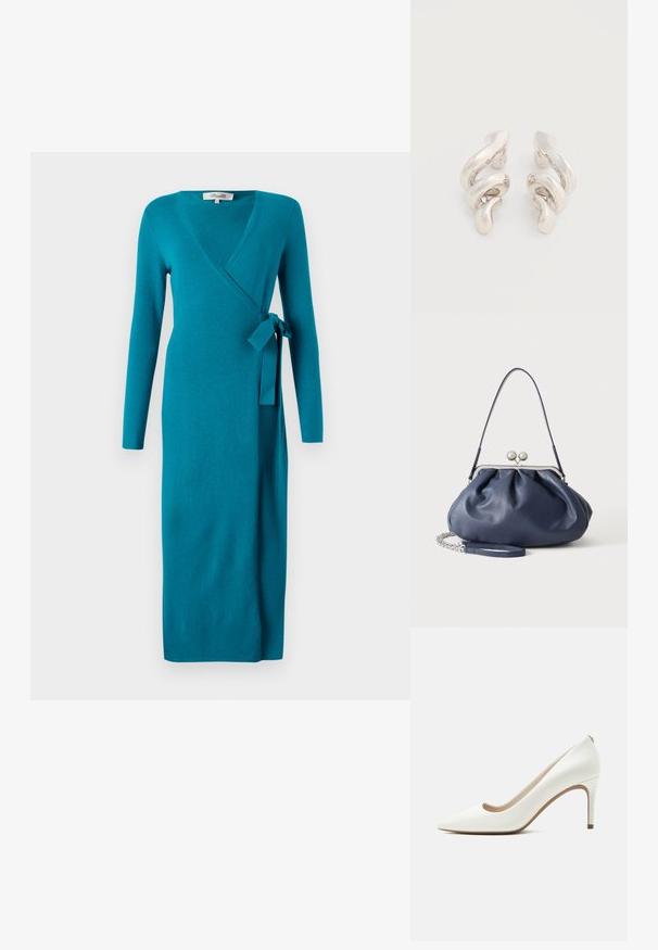 Diane von Furstenberg ASTRID WRAP DRESS - Robe pull - teal; Escarpin blanc en cuir à bout pointu avec talon aiguilles fin et haut, finition lisse, vu de profil sur fond clair uni.; Sac à main en cuir bleu marine doux avec fermeture à boucle argentée, une seule bandoulière, et une chaîne de poignet amovible sur fond blanc.; Boucles d'oreilles clips en métal argenté torsadé avec une finition lisse et brillante, présentant un design moderne et abstrait en spirale.