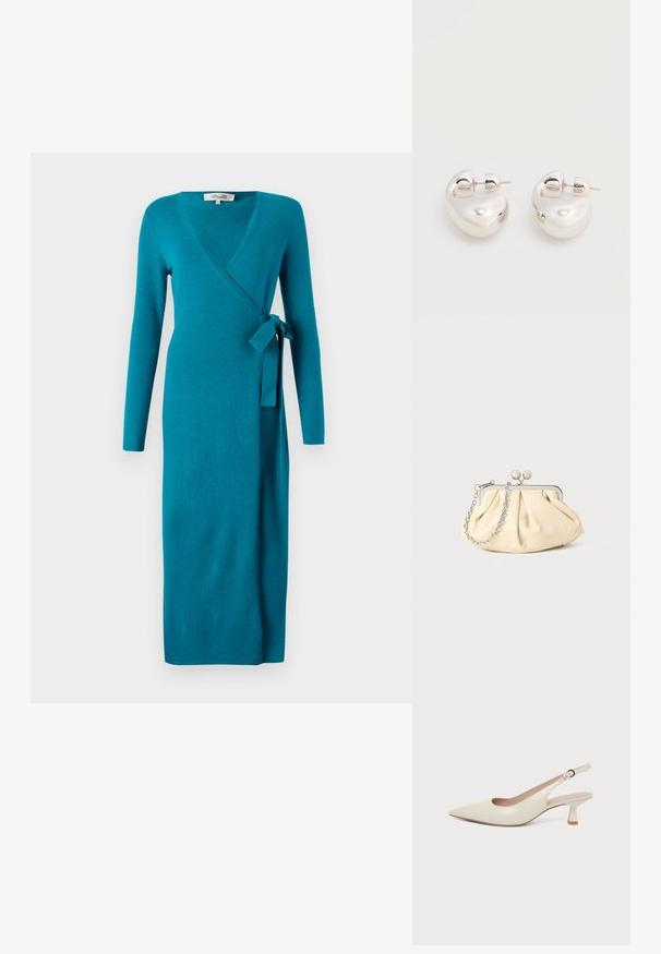 Diane von Furstenberg ASTRID WRAP DRESS - Vestido de punto - teal; Zapato slingback color crema con punta puntiaguda, tacón pequeño curvado tipo kitten heel y correa ajustable con hebilla.; Clutch de cuero beige plisado con un marco de metal plateado, que cuenta con dos broches decorativos redondos y una correa de cadena plateada.; Par de pendientes llamativos de aro grueso plateado brillante con cierre de poste sobre un fondo blanco liso.