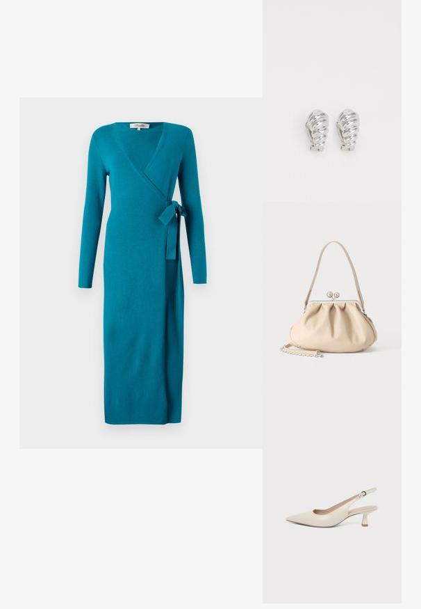 Diane von Furstenberg ASTRID WRAP DRESS - Strikkjoler - teal; Sko med spids tå i cremefarve, med en lille buet kitten-hæl og justerbar spænde-rem.; Beige blød læderhåndtaske med en sølv metalramme-lukning, enkelt skulderstrop og en valgfri kæderem på en hvid baggrund.; Sølv clip-on øreringe med spiralmønster, der har en glat metallisk tekstur og runde former. Ingen synlige udsmykninger eller mønstre.