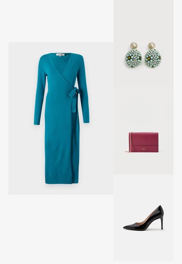 Diane von Furstenberg ASTRID WRAP DRESS - Robe pull - teal; Escarpin en cuir verni noir à talon haut avec bout pointu et talon aiguille, présenté de profil sur un fond blanc uni.; Boucles d'oreilles clous ronds avec de grands dessus en perle et des gouttes sphériques recouvertes de strass vert menthe, ambre et transparent.; Petit sac rectangulaire en cuir bordeaux avec bandoulière chaîne dorée et logo "FURLA" en lettres dorées au centre devant.