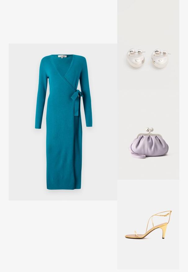 Diane von Furstenberg ASTRID WRAP DRESS - Svetríkové šaty - teal; Zlatá sandála na vysokom opätku s tenkými remienkami a úzkou prackou na členku na svetlosivom pozadí.; Mäkké levanduľové listové puzdro so zvraštenou látkou, strieborným zapínaním kiss-lock a zodpovedajúcim náramkom na jednoduchom svetlom pozadí.; Pár lesklých strieborných masívnych kruhových náušníc s uzávermi na zadnej strane na jednoduchom bielom pozadí.