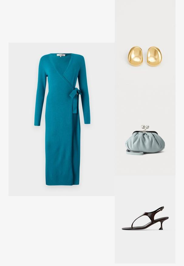 Diane von Furstenberg ASTRID WRAP DRESS - Strikkjoler - teal; Mørkebrun laklædersandal med rem bagpå, lille hæl og tårem på hvid baggrund.; Lille lyseblå læder møntpung med sølv metal kysse-lås og kort håndledsrem på ensfarvet baggrund.; Guldfarvede stud øreringe med en glat, rund form og en reflekterende overflade, der fremhæver et minimalistisk design uden synlige mønstre.