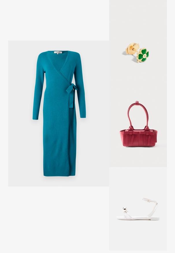 Diane von Furstenberg ASTRID WRAP DRESS - Robe pull - teal; Sandale plate blanche avec fines lanières, boucle à la cheville et un grand détail boule argentée brillante à l'avant, au niveau des orteils.; Sac à main en cuir rouge avec deux poignées supérieures, nœuds décoratifs à l'avant et une étiquette sur le côté, sur fond blanc.; Clou d'oreille en or en forme de trèfle à quatre feuilles avec des pétales en émail vert et un petit diamant central.