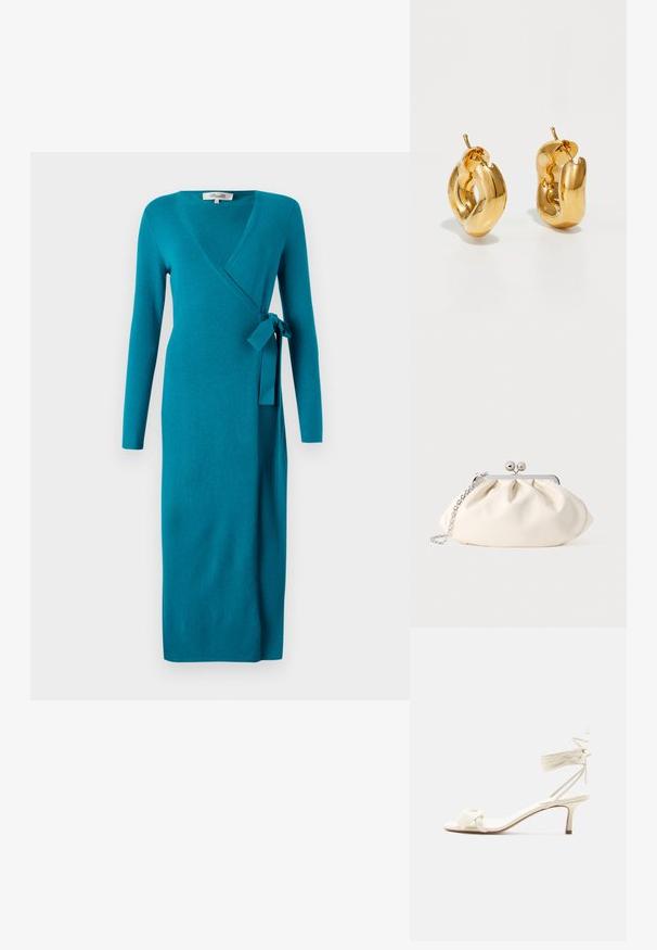 Diane von Furstenberg ASTRID WRAP DRESS - Robe pull - teal; Sandale à talon bas de couleur crème avec des liens à nouer autour de la cheville et une large bride torsadée sur les orteils, sur un fond blanc uni.; Pochette en tissu crème avec un design froncé, cadre en métal argenté, deux boules décoratives, et une bandoulière chaîne argentée.; Boucles d'oreilles créoles en or massif avec un design tubulaire légèrement tordu et des fermoirs à tige sur un fond blanc.