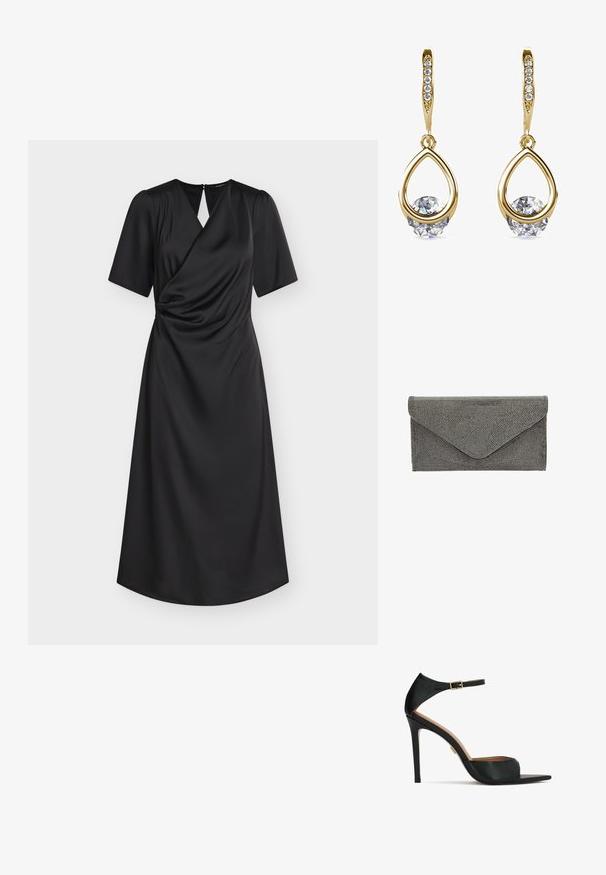 Schwarzes Midikleid mit kurzen Ärmeln, Wickel-Oberteil, leichter Raffung in der Taille und rückseitigem Schlüsselloch mit Knopfverschluss.; Schwarze High-Heel-Sandale mit Knöchelriemen und goldener Schnalle, offenem Zehenbereich und dünnem Stilettoabsatz vor weißem Hintergrund.; Schwarze Stoffclutch mit strukturiertem, genopptem Muster und Umschlagverschluss, die eine schlanke rechteckige Form aufweist und keine sichtbaren Beschläge besitzt.; Goldene Tropfenohrringe mit runden, klaren Edelsteinen an der Basis. Texturierter Oberbereich mit kleinen, runden Akzenten entlang des Creolen.