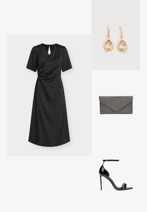 Zwarte midi-jurk met korte mouwen, overslag-bovenstuk, lichte plooien in de taille en een rugopening met knoopsluiting.; ESTRO Sandalen - black; Zwarte stoffen clutch met een getextureerd studpatroon en envelopsluiting, met een strakke rechthoekige vorm en zonder zichtbare hardware.; Gouden oorhaken met grote perzikkleurige druppelstenen omgeven door kleine heldere kristallen op een effen witte achtergrond.