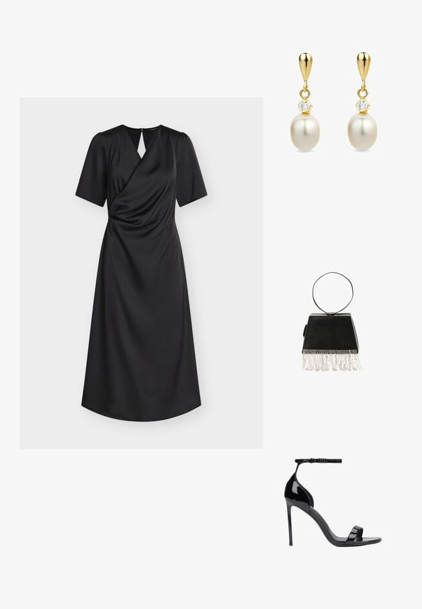 Robe midi noire à manches courtes, corsage style portefeuille, léger froncé à la taille et ouverture dos en forme de goutte avec fermeture par bouton.; ESTRO Sandales - black; Sac à main en cuir noir avec une surface texturée, de forme pyramidale, et un détail en frange argentée en bas. Dispose d'une poignée circulaire.; Boucles d'oreilles goutte en or avec des perles blanches et de petites pierres précieuses transparentes au-dessus de chaque perle, présentées sur un fond blanc.