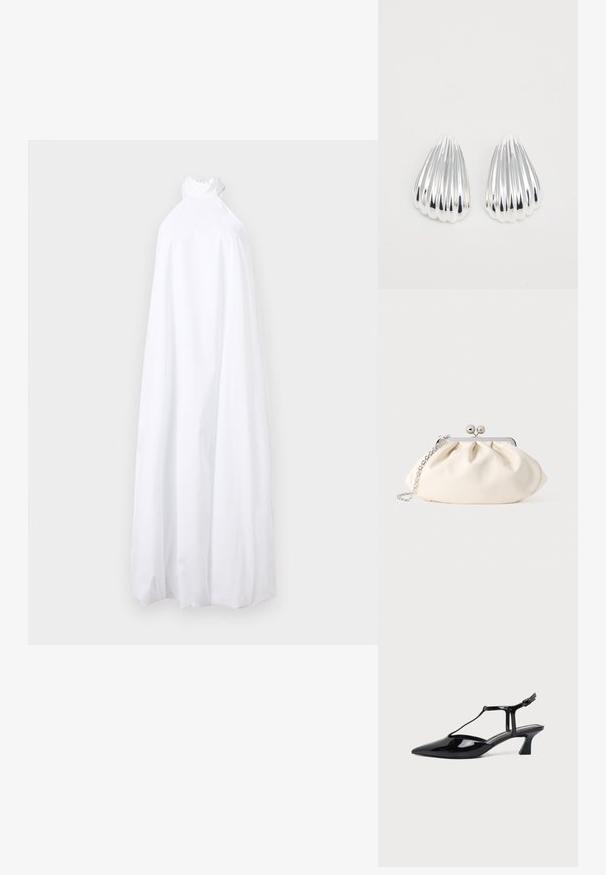 Longue robe blanche fluide avec un col montant à volants, sans manches, et un ourlet jusqu'au sol sur un fond uni.; Chaussure slingback en cuir verni noir à bout pointu avec bride en T et petit talon bloc incliné sur fond blanc.; Pochette en tissu crème avec un design froncé, cadre en métal argenté, deux boules décoratives, et une bandoulière chaîne argentée.; Une paire de boucles d'oreilles en argent brillant en forme de coquillage, avec une texture striée, sur un fond blanc uni, montrant des surfaces réfléchissantes et lisses.