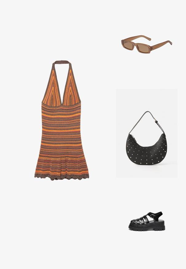 Robe dos nu en maille avec des rayures horizontales orange, marron et rose, ourlet évasé et profond décolleté en V.; Sandales à plateforme noires avec des larges brides, fabriquées en matériau lisse. Dotées d'une semelle épaisse avec un motif structuré et d'une fermeture à boucle.; Lunettes de soleil brunes, rectangulaires, avec une monture transparente, des branches fines et des verres teintés, offrant une texture lisse et un design moderne.; Sac à main en cuir noir avec une forme arrondie, orné de clous en argent, doté d'une fermeture éclair et d'une seule sangle ajustable.