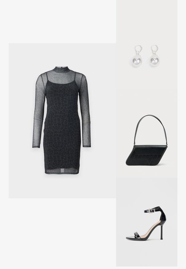 Vestido negro con mangas largas transparentes y cuello alto. Presenta una silueta ajustada y un patrón texturizado abstracto integrado en la tela.; Sandalia de tacón alto en piel sintética negra con correa en el tobillo. Presenta un diseño minimalista, punta abierta y una hebilla con detalles de pedrería.; Bolso de hombro de cuero negro con forma triangular, logo en relieve y una sola correa ajustable. Diseño minimalista con textura suave.; Pendientes de plata en forma de gota con superficies redondas y reflectantes colgando de cierres de palanca. El fondo es blanco liso.