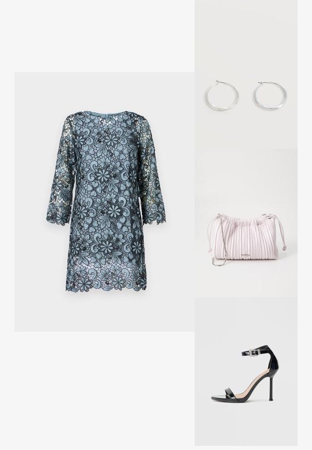 Blaues Spitzenkleid mit Dreiviertelärmeln, floralem Muster, gewelltem Saum und rundem Halsausschnitt. Durchsichtiger Stoff mit einem Kontrast in der Textur.; Schwarzer Riemchensandale aus Lackleder mit hohem Absatz und Knöchelriemen. Verfügt über ein minimalistisches Design, offene Zehenpartie und eine Schnalle mit Strassakzenten.; Rosa gefaltete Handtasche aus Kunstleder mit einem Kordelzugverschluss und einem Schulterriemen aus silberner Kette. Glatte Textur, kompakte Form.; Silberne Metallcreolen mit glatter, leicht gebogener Oberfläche und Klappverschluss vor schlicht weißem Hintergrund.