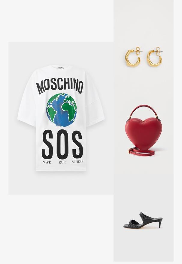 Biela oversized tričko s nápisom "MOSCHINO" nad grafickým zobrazením modrej a zelenej Zeme a textom "SOS SAVE OUR SPHERE" nižšie.; Čierne sandále na podpätku so štvorcovou špičkou, vyrobené z hladkej kože. Majú zviazané remienky a úzky podpätok pre zvýšenie výšky.; Červená kožená kabelka v tvare srdca s horným držadlom a odnímateľným ramenným popruhom na jednofarebnom pozadí.; Zlaté tónované, textúrované kruhové náušnice v organickom tvare s jemným leskom a bezpečným zapínaním na zadnej strane.