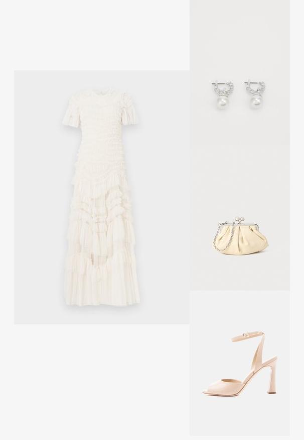 Hvid kjole med korte flæseærmer, der har et struktureret, lagdelt design med samlet stof og en lang, flydende silhuet.; Beige laklædersandal med høj hæl, åben tå, smalt ankelsnøre, guldlås og buet blokhæl på hvid baggrund.; Plisseret beige læderclutch med en sølvmetalramme, der har to runde dekorative låse og en sølvkædetrasporte.; Sølv øreringe med hoop-design har et rundt, hvidt perlevedhæng med klare ædelstens-accenter over perlen, glat tekstur og poleret finish.