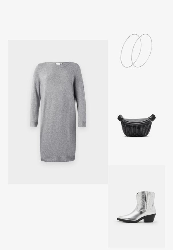 Grau gestricktes Kleid mit rundem Ausschnitt, langen Ärmeln und gerippten Bündchen. Weiche Textur, knielanges Design, minimalistischer Stil.; Silberne Leder-Cowboystiefel mit spitz zulaufender Zehenpartie, gestickten Details am Schaft und einem moderaten schwarzen Absatz. Glatte und glänzende Oberfläche.; Schwarze Handtasche mit einer glatten Lederoberfläche und einem strukturierten Boden, der mit silbernen Nieten bedeckt ist. Sie verfügt über einen Reißverschluss und zwei Griffe.; Silberne Creolen mit minimalistischem Design. Rundform, glatte Oberfläche und dünnes Profil. Leichtgewichtig mit hochglänzender Oberfläche.