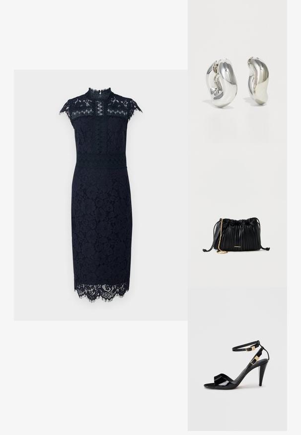 Ein marineblaues Spitzenkleid mit hohem Ausschnitt, kurzen Ärmeln, floralen Mustern und zarten Spitzenrand am Saum. Es besitzt eine figurnahen Silhouette.; Schwarze, lackierte High-Heeled-Sandalen mit doppelten Knöchelriemen und goldenen Schnallen, Zehen offen und schlankem, spitz zulaufendem Absatz auf neutralem Hintergrund.; Schwarze, plissierte Ledertasche mit Kordelzug, goldener Kettenriemen und kleinem, horizontalem goldfarbenem Akzent auf der Vorderseite.; Silberne skulpturale Ohrringe mit glatten, geschwungenen Formen und reflektierenden Oberflächen. Sie verfügen über ein geschlossenes Ringdesign und eine ausgeprägte organische Form.