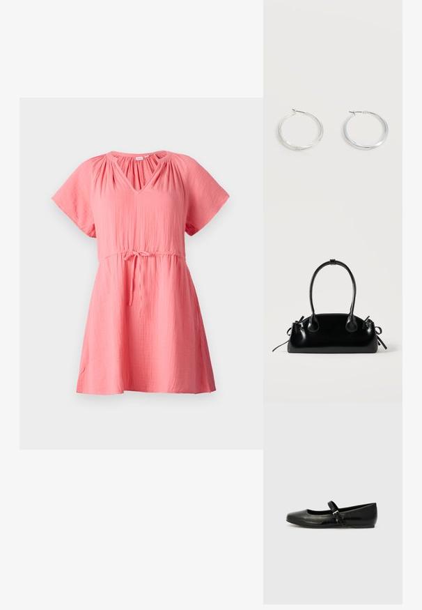 Robe rose à manches courtes avec un décolleté en V, détails froncés près des épaules, taille cintrée avec un cordon de serrage, et une coupe décontractée.; Ballerines en cuir noir avec un bout arrondi, une semelle plate et une fine sangle ajustable sur le cou-de-pied avec une boucle en métal.; Petit sac à main noir brillant avec deux longues anses et des détails à cordon sur les côtés sur un fond clair uni.; Boucles d’oreilles créoles en métal argenté avec une surface lisse légèrement incurvée et des fermoirs à clapet sur un fond blanc uni.