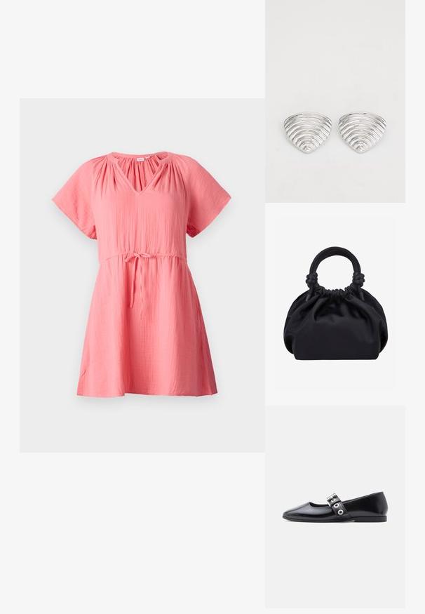 Robe rose à manches courtes avec un décolleté en V, détails froncés près des épaules, taille cintrée avec un cordon de serrage, et une coupe décontractée.; Chaussure plate en cuir verni noir avec bout carré, détail de boucle sur le côté et petit talon arrondi. Texture lisse et design minimaliste.; Sac à main en tissu noir doux avec haut froncé et poignées circulaires rembourrées nouées de chaque côté.; Boucles d'oreilles en argent avec un design ondulé et texturé, en forme de croissants superposés ; la finition polie accentue les qualités réfléchissantes.