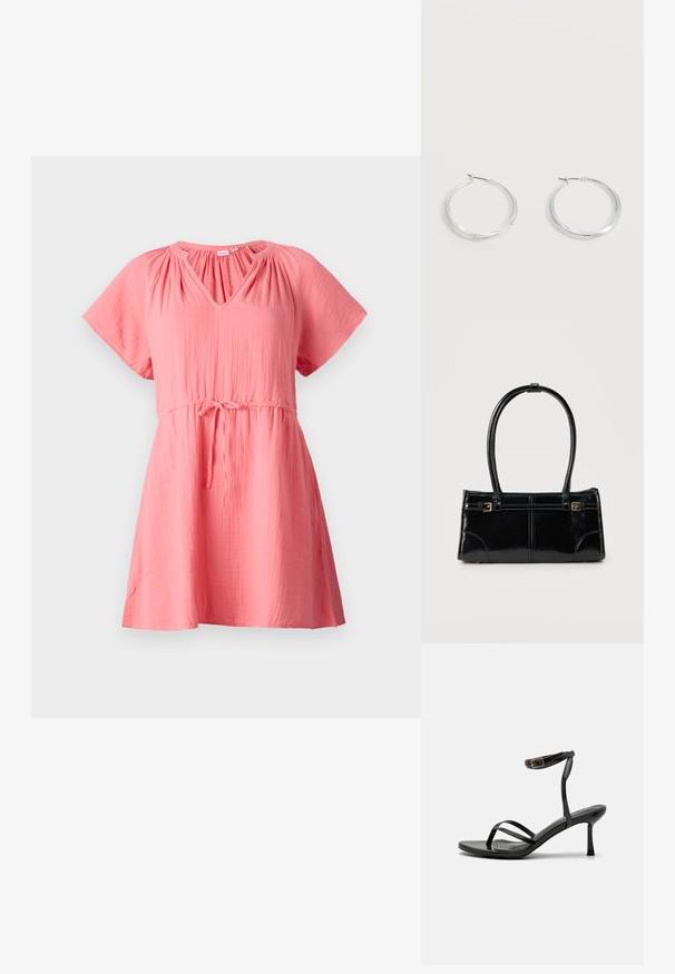 Robe rose à manches courtes avec un décolleté en V, détails froncés près des épaules, taille cintrée avec un cordon de serrage, et une coupe décontractée.; Sandales à talons hauts noires avec un design à fines lanières, texture lisse, boucle à la cheville et bout pointu. Détail de bride de cheville ajustable.; Sac à main rectangulaire noir brillant avec deux fines bretelles et petits détails de boucles dorées à l'avant.; Boucles d’oreilles créoles en métal argenté avec une surface lisse légèrement incurvée et des fermoirs à clapet sur un fond blanc uni.