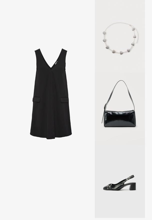 Schwarzes, ärmelloses V-Ausschnittkleid mit vorderen Klappentaschen und A-Linien-Silhouette.; Schwarze Leder-Slingback-Pumps mit spitzem Vorderteil, strukturiertem Riemen mit runden metallischen Akzenten und gestapeltem Blockabsatz.; Schwarze rechteckige Schultertasche mit einem verstellbaren Riemen und einem oberen Reißverschluss vor einfachem Hintergrund.; Silberne Halskette mit acht kleinen herzförmigen Anhängern mit filigranen Wirbelmustern, flach auf hellem Hintergrund ausgelegt.
