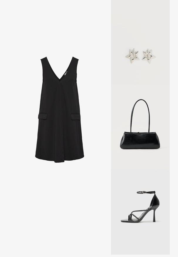 Vestido negro sin mangas con escote en V, bolsillos delanteros de solapa y silueta en A.; Sándalo de charol negro con tacón alto y correa en el tobillo, que presenta tiras entrelazadas y una puntera afilada y elegante.; Bolso de hombro rectangular negro con correas largas y delgadas y una textura lisa y brillante sobre un fondo liso.; Pendientes de aro plateados en forma de estrella con un acabado liso y pulido sobre un fondo blanco liso.