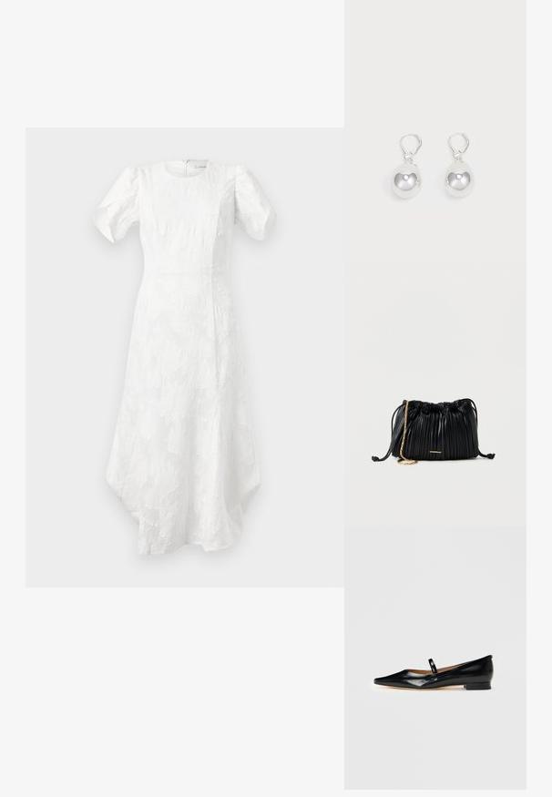 Witte midi-jurk met opgeblazen korte mouwen, ronde halslijn, gestructureerd bloemenpatroon, aansluitende taille en asymmetrische zoom.; Zwarte gepatineerde leren puntige Mary Jane ballerina met een enkele band en een lage hak op een effen achtergrond.; Zwarte plissé leren handtas met trekkoord, gouden kettingriem en een klein horizontaal gouden accent aan de voorkant.; Zilveren druppeloorbellen met gladde, ronde, reflecterende oppervlakken die hangen aan klapring-sluitingen. Achtergrond is puur wit.