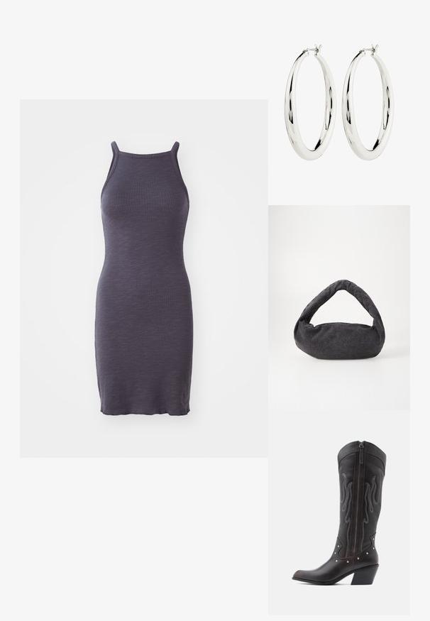 Geribbelde bodycon jurk in donkerpaars, met dunne bandjes en een aansluitende pasvorm, gemaakt van een rekbare gebreide stof.; Bruine leren cowboylaarzen met vlamstiksels, zijrits, zilveren studs, spits toelopende neus en gestapelde hak.; Donkergrijze stoffen tas met een gebogen handvat, zachte textuur en ronde vorm. Geen zichtbare hardware of versieringen.; Zilveren creool oorbellen met een gladde, reflecterende oppervlak. Ronde, grote vorm met een veilige sluiting aan de bovenkant. Gepolijste afwerking toont de glans.