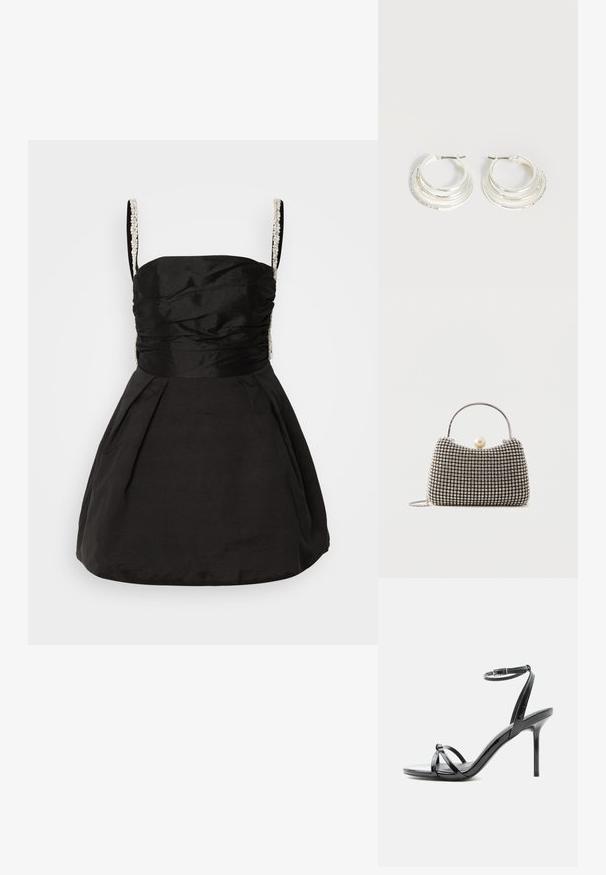 Zwarte jurk met een aansluitend bovenlijfje en een wijd uitlopende rok. Kenmerkt zich door gerimpelde details en met kralen bezette schouderbanden voor extra textuur en detail.; Zwarte lakleren sandaal met hoge hak, met dunne bandjes die over de tenen kruisen en een enkelriempje met gesp op een witte achtergrond.; Kleine handtas met zilverkleurig rasterpatroon, gebogen handvat, grote parel sluiting en een dunne zilveren kettingriem op een effen achtergrond.; Zilveren oorringen met drie gelaagde halve cirkelvormige banden, waarvan één versierd met kleine heldere kristallen op een lichte achtergrond.