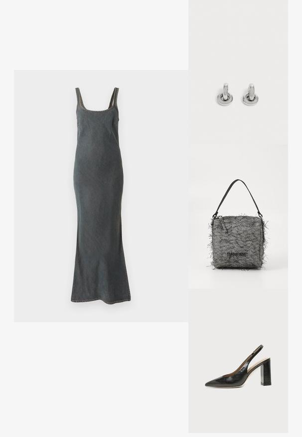 Denim maxi kjole i mørkeblue med tynde stropper, rund halsudskæring og kontrastsyede kanter og sømme.; Sort læder peep-toe slingback sko med høj blokhæl og beige indvendig foring mod en ensfarvet lys baggrund.; Vævet sort og hvidt fiskebensmønster taske med frynsekanter, med en tynd skulderrem og et logo på fronten.; Par små, skinnende sølv hoops med rund base, vist på en ensfarvet lys baggrund.