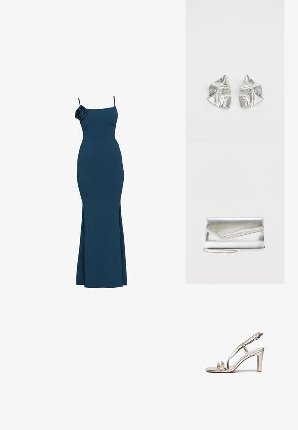 Robe bleu marine longue jusqu'au sol sans manches avec fines bretelles et détail d'une fleur en tissu sur l'épaule gauche, silhouette ajustée.; Sandale à talon haut en métal argenté avec un bout ouvert, dotée de trois fines lanières sur le pied et d'une lanière autour de la cheville avec une boucle.; Pochette argentée brillante avec rabat style enveloppe et garniture décorative, petite bandoulière chaîne argentée, sur fond clair uni.; Boucles d'oreilles en métal argenté avec un design ondulé et sculptural, présentant une finition polie et des formes irrégulières, mettant en valeur une esthétique contemporaine.