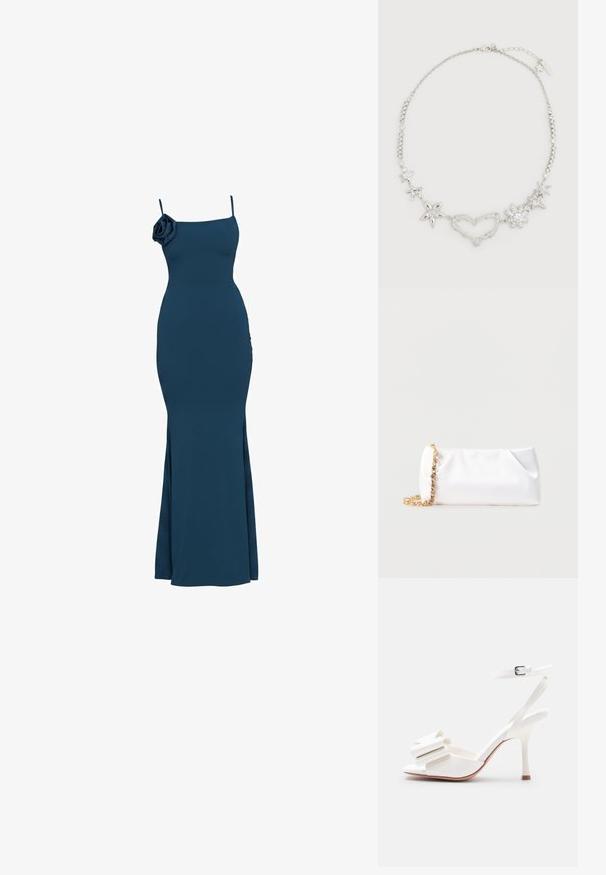 Robe bleu marine longue jusqu'au sol sans manches avec fines bretelles et détail d'une fleur en tissu sur l'épaule gauche, silhouette ajustée.; Sandale blanche à talon haut avec bride à la cheville, bout ouvert et nœud décoratif sur la bride avant sur un fond uni.; Pochette souple blanche avec bandoulière chaîne dorée ornée de pierres précieuses transparentes, sur fond gris clair uni.; Collier en métal argenté orné de motifs d'étoiles et de fleurs, avec un accent en forme de cœur, agrémenté de cristaux transparents et doté d'une fermeture à pince de homard.