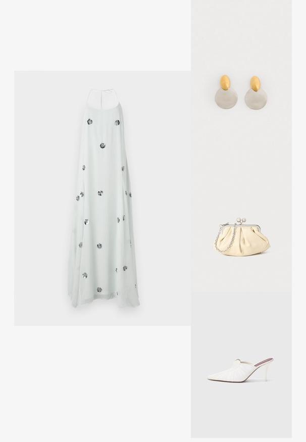 Witte maxi-jurk met een halternek, versierd met zilveren bloemenapplicaties. Vloeiend, lichtgewicht materiaal zorgt voor een zachte textuur.; Witte mules met een puntige neus, geplooide textuur op het bovenwerk en een slanke naaldhak. Gladde oppervlakte en minimalistisch ontwerp.; Geplooide beige leren clutch met een zilveren metalen frame, voorzien van twee ronde decoratieve sluitingen en een zilveren kettingriem.; Gouden en zilveren metalen oorbellen met een ronde schijfbasis en een ovale bovenstuk, gladde textuur en gepolijste afwerking.