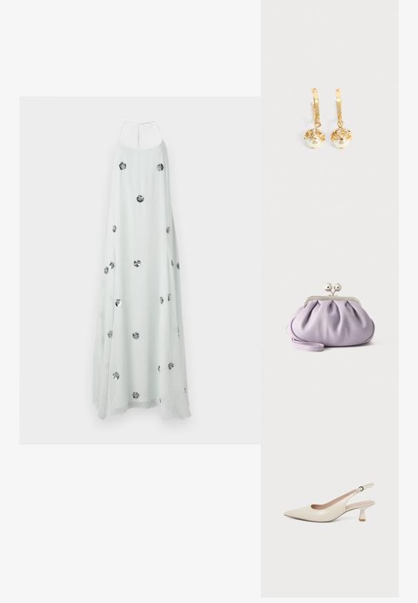 Witte maxi-jurk met een halternek, versierd met zilveren bloemenapplicaties. Vloeiend, lichtgewicht materiaal zorgt voor een zachte textuur.; Crèmekleurige slingback met puntige neus, kleine gebogen kittenhak en verstelbare gespband.; Zachte lavendelkleurige clutch met geplooide stof, zilveren kiss-lock sluiting en bijpassend polsbandje op een effen lichte achtergrond.; Gouden oorringen met hangende witte parels omhuld met goud en kleine heldere kristallen op een effen lichte achtergrond.