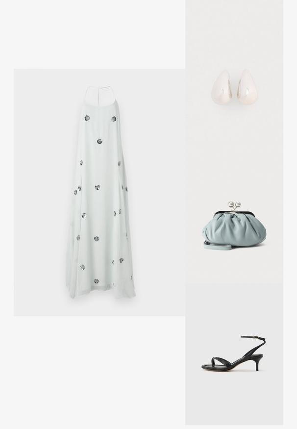 Witte maxi-jurk met een halternek, versierd met zilveren bloemenapplicaties. Vloeiend, lichtgewicht materiaal zorgt voor een zachte textuur.; Zwarte leren dames sandaal met dunne bandjes, een teengreep, een enkelgesp en een stilettohak van gemiddelde hoogte op een neutrale achtergrond.; Kleine lichtblauwe leren muntenportemonnee met zilverkleurige metalen kiss-lock sluiting en kort polsbandje op een effen achtergrond.; Zilveren metalen druppeloorbellen met een gladde, reflecterende oppervlakte en een druppelvorm, voorzien van een naadloos ontwerp en zonder zichtbare versieringen.