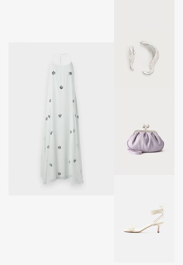 Witte maxi-jurk met een halternek, versierd met zilveren bloemenapplicaties. Vloeiend, lichtgewicht materiaal zorgt voor een zachte textuur.; Roomkleurige sandalen met lage hak, enkelriempjes en een brede gedraaide band over de tenen, op een effen witte achtergrond.; Zachte lavendelkleurige clutch met geplooide stof, zilveren kiss-lock sluiting en bijpassend polsbandje op een effen lichte achtergrond.; Twee gebogen zilveren oorbellen, de één groter dan de ander, beide versierd met kleine fonkelende kristallen langs één rand.