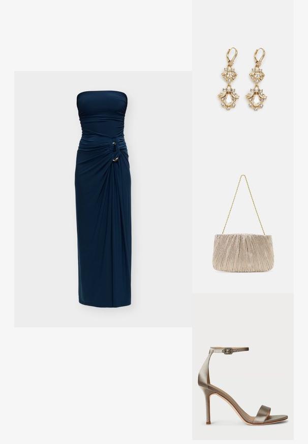 Robe longue bleu marine sans bretelles, avec détail de tissu froncé et anneau argenté sur la hanche droite.; Sandale à talons hauts en satin argenté avec une bride de cheville, présentant une boucle décorative. Bout ouvert et design fin et élégant.; Sacs à main en tissu métallique plissé avec une chaîne dorée, de forme rectangulaire douce, couleur beige clair, surface texturée et détails froncés.; Boucles d'oreilles pendantes dorées présentant un design en grappe avec des cristaux clairs ronds et en forme de goutte, mettant en valeur des détails élaborés.
