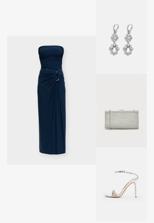 Robe longue bleu marine sans bretelles, avec détail de tissu froncé et anneau argenté sur la hanche droite.; Sandale à talon haut argenté avec une fine sangle à la cheville, une sangle supérieure ornée, un bout en amande et une finition brillante, miroir.; Sac à main en métal argenté avec une surface en maille texturée, de forme rectangulaire et avec une chaîne amovible. Il possède un fermoir métallique.; Boucles d'oreilles en métal argenté ornées de plusieurs pierres précieuses en cristal transparent en forme de goutte et de marquise, avec des fermoirs à levier et des détails complexes.