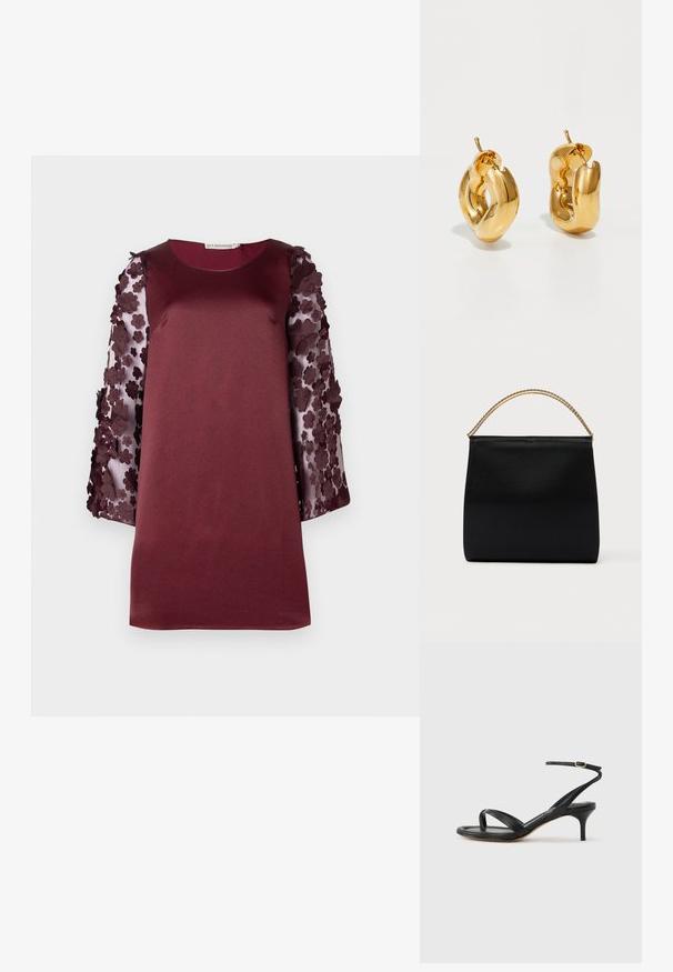 Robe bordeaux avec un devant en tissu lisse et des manches transparentes ornées d'appliqués floraux dans des nuances de bordeaux plus foncées. Encolure ronde.; Sandale pour femme en cuir noir avec fines lanières, une boucle d'orteil, une boucle à la cheville et un talon aiguille de hauteur moyenne sur un fond neutre.; Sac noir en tissu lisse, présentant une forme structurée, une poignée en chaîne dorée et un design géométrique minimaliste.; Boucles d'oreilles créoles en or massif avec un design tubulaire légèrement tordu et des fermoirs à tige sur un fond blanc.