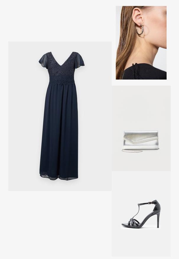 Robe maxi bleu marine avec corsage en dentelle florale, décolleté en V, et manches courtes délicates et transparentes.; Sandale à talons hauts en cuir verni noir avec des fines lanières, design en T, fermeture à boucle et silhouette élégante et courbée.; Pochette argentée brillante avec rabat style enveloppe et garniture décorative, petite bandoulière chaîne argentée, sur fond clair uni.; Boucle d'oreille en argent avec une finition polie, présentant de petits détails en or et de forme ronde, portée sur le lobe.