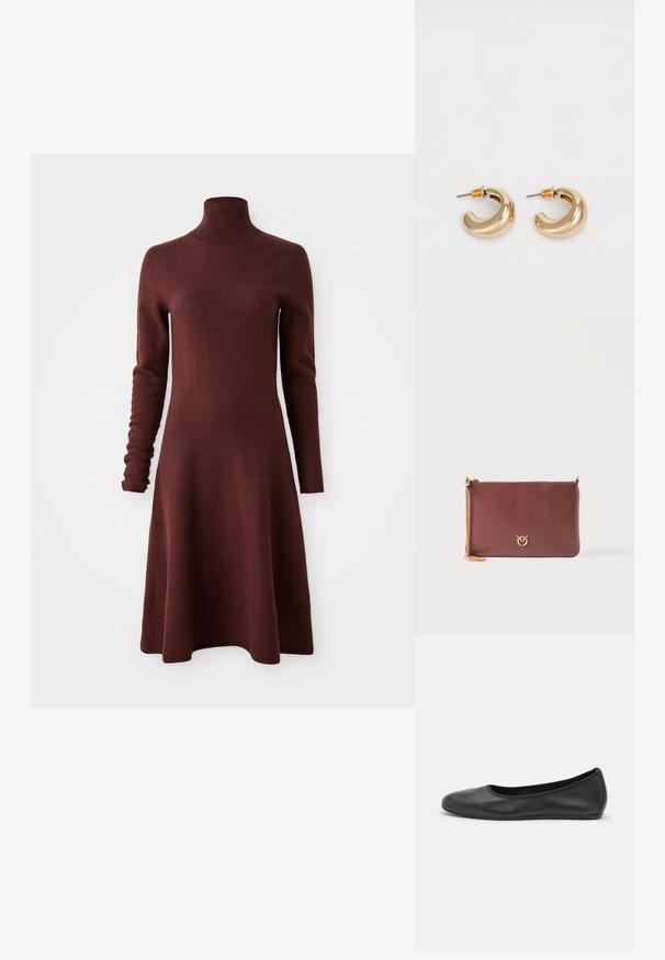 Langermige, hoge nek, bordeaux gebreide jurk met een geflared rok, weergegeven op een witte achtergrond.; Zwarte leren ballerina met een ronde neus, gladde textuur, minimale stikdetails en een flexibele zoolontwerp.; Bruine leren clutch met een gouden kettingband en een klein gouden sluitingsdetail aan de voorkant tegen een effen achtergrond.; Twee glanzende gouden hoepel oorbellen in een gebogen ontwerp, met oranje accenten bij de oorpost, tegen een eenvoudige witte achtergrond.