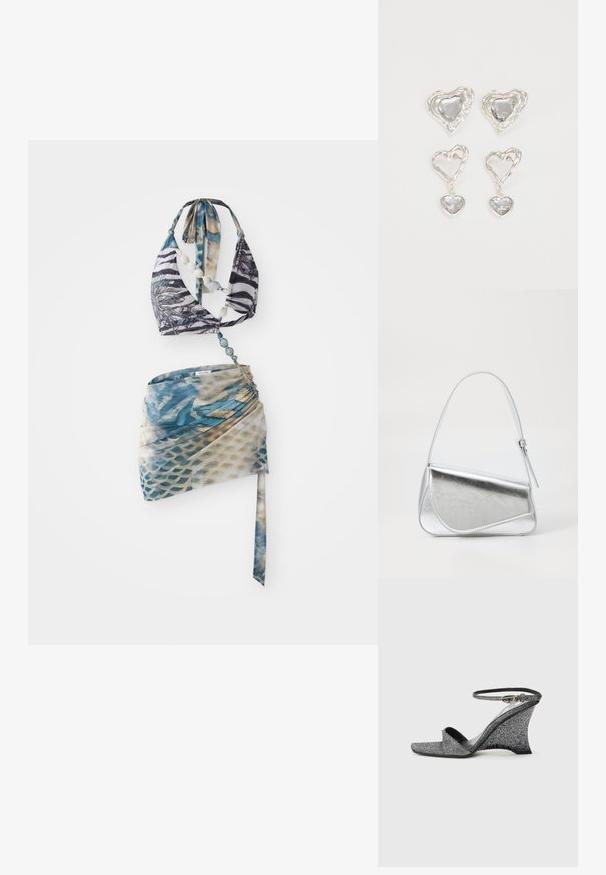 Bikini top med halterneck-design i sort og hvid zebra-print, parret med en wrapnederdel i blå og beige mønster.; Sølvsandaler med glimmer, kilehæl, åben tå, ankelrem og guldlås, vist fra siden på en ensfarvet lys baggrund.; Sølvmetallic håndtaske med en trekantet form, glat overflade og en tynd, justerbar skulderrem. Har et fold-over design med syninger.; Sølvøreringe i hjerteform har facetterede klare sten med en struktureret ramme. Sættet inkluderer både studs og hængende stilarter.