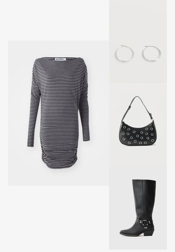 Stribet langærmet kjole i sort og grå. Har en afslappet pasform, rundet halsudskæring og detaljer med sidelæg. Lavet af blødt stof.; Sorte læderknæhøje støvler med spids tå, der har en dekorativ ankelrem og sølvfarvede hardware-detaljer. Lav stablet hæl.; Sort læder skuldertaske med justerbar rem, dekoreret med sølvfarvede metalnitter og lukning med øverste lynlås.; Sølvfarvede metaloorringe med glat, let buet overflade og låsemekanisme på en ensfarvet hvid baggrund.