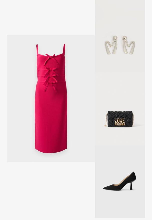 Fitted, mouwloos jurkje van felroze stof. Heeft een gestructureerd oppervlak en decoratieve strikken aan de voorkant. Rechte zoom.; Zwarte suède high-heeled pump met een spitse neus, voorzien van een glanzende zwarte blokhak en een gladde binnenvoering.; Zwarte doorgestikte crossbodytas met gouden kettingriem en groot gouden "LOVE MOSCHINO" logo aan de voorkant.; Paar zilverkleurige metalen oorbellen in de vorm van een hoekige letter M met afgeronde stekers op een witte achtergrond.