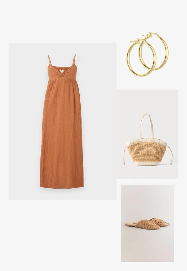 Robe longue couleur rouille en tissu léger. Comprend des bretelles spaghetti ajustables, un corsage froncé et une jupe fluide. Fini texturé.; Sandales à glissière en cuir tressé de couleur beige clair, avec un design supérieur tressé surdimensionné et une semelle plate. Le bout pointu ajoute une touche élégante.; Sac fourre-tout en paille tissée beige avec poignées, bordures et côtés à cordon en cuir crème sur fond gris clair.; Boucles d'oreilles créoles en ton doré avec un design lisse et arrondi, dotées d'une fermeture à charnière sécurisée et d'une finition polie.