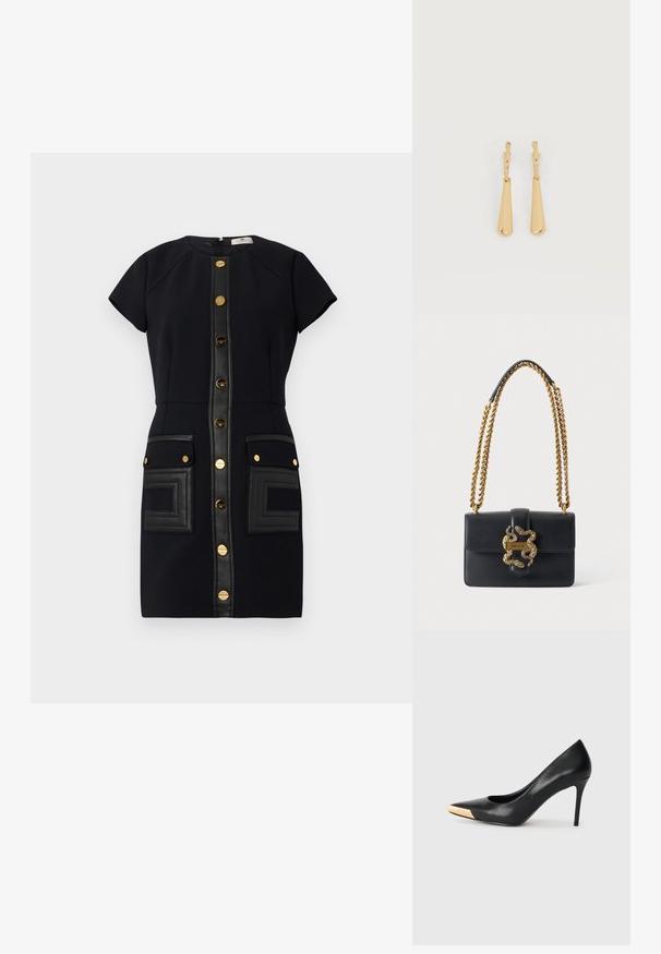 Schwarzes Kleid mit kurzärmeligen, goldenen Knöpfen und Lederakzenten. Verfügt über zwei aufgesetzte Taschen mit strukturiertem Detail.; Schwarzer Leder-Pumps mit hohen Absätzen und spitzem Zehenbereich; verfügt über einen metallisch goldenen Akzent auf der Zehenkappe. Glatte Oberfläche mit einem eleganten Design.; Schwarze Leder-Umhängetasche mit goldener Doppel-Schlangenschnalle und gedrehtem goldfarbenem Kettenriemen.; Ohrhänger in Gold-Ton mit glatten, länglichen Tropfenanhängern, die an kleinen Creolenverschlüssen hängen, auf weißem Hintergrund.