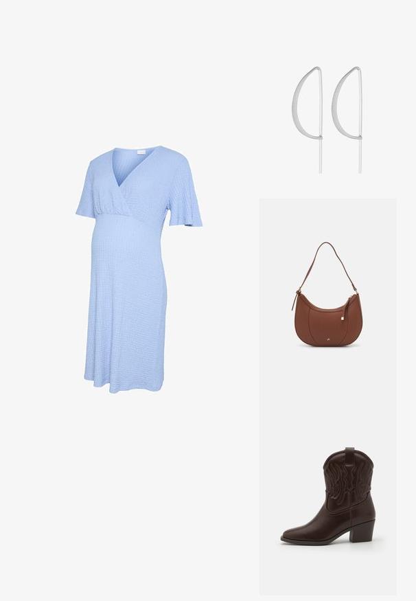 Vestido premamá azul claro texturizado, con mangas cortas y escote en V con diseño cruzado.; Botas de cowboy de cuero marrón con puntas afiladas, patrones de alas en relieve, un tacón bloque de altura media y una tira en la parte trasera.; Bolso de hombro de imitación cuero marrón con forma curva, costura mínima y un acento de hardware en tono dorado. Presenta un cierre de cremallera en la parte superior y una correa ajustable.; Pendientes de metal plateado con un diseño curvado minimalista, que presentan formas de lágrima abiertas y alargadas con un acabado mate.