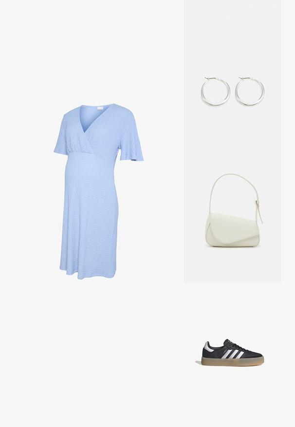 Vestido premamá azul claro texturizado, con mangas cortas y escote en V con diseño cruzado.; Zapatilla deportiva de cuero negro con tres rayas plateadas, punta texturizada y suela de goma. Cuenta con un collar acolchado y un diseño con cordones.; Bolso de mano de imitación cuero blanco con una forma triangular estructurada, correa ajustable única y cierre con solapa acentuada en curva.; Los pendientes de aro de plata presentan un diseño suave y redondeado con un perfil delgado y un cierre seguro. Estilo minimalista con un acabado pulido.
